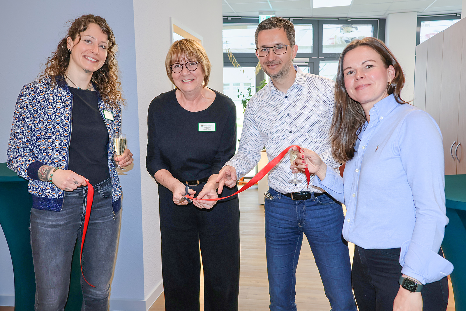 v.l.) Tanja Treffurth, Leiterin des Fachbereichs „Soziale Dienste“, Heike Storzer, Leiterin des Betreuten Wohnens „Forum Leipzig-Lindenau“, sowie Martin Maciejewski und Kirstin Jorks, Geschäftsführer und stellv. Geschäftsführerin der Volkssolidarität Leipzig, eröffnen die neuen Räume, indem sie ein rotes Band durchschneiden. © Friederike Stecklum