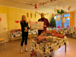 Michael Bänsch von MBBoxenstop AUTOFIT Leipzig brachte den Kindern in langjähriger Tradition individuelle Weihnachtsgeschenke plus eine großzügige 1.500 Euro Geldspende vorbei. Foto: Anja Rieck
