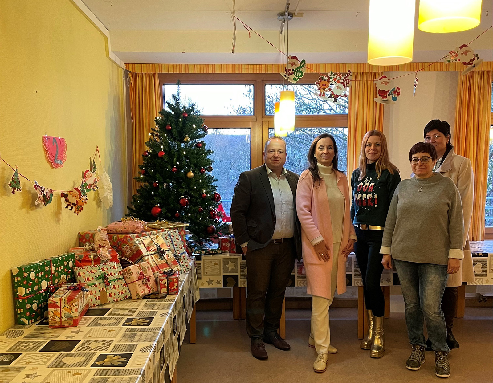 Dirk Schönewerk, Katja Walther und Katrin Bülow vom Porsche Zentrum Leipzig überreichten Anja Rieck (Heimleitung, m.) und Carola Schneider (stellv. Heimleitung, 2.v.r.) vom Tabaluga Kinderheim Weihnachtsgeschenke und Spendengelder. Foto: Anja Rieck