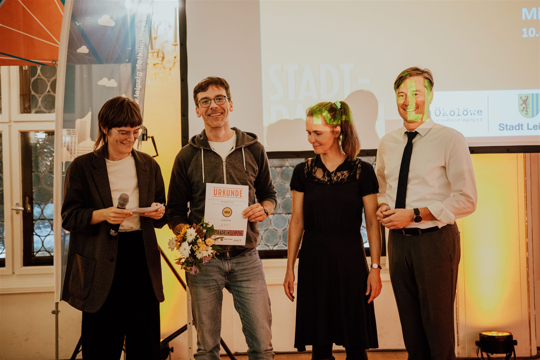 Frank Bocklitz (2. v. l.), stellvertretender Leiter der Kita „Gerne-Groß“ nimmt die Auszeichnung „fahrradaktivste Kita“ entgegen. Unter den Gratulant*innen befindet sich auch Heiko Rosenthal, Leipzigs Bürgermeister für Umwelt, Klima, Ordnung und Sport (r.) (Foto: Ökolöwe-Umweltbund Leipzig e. V.).