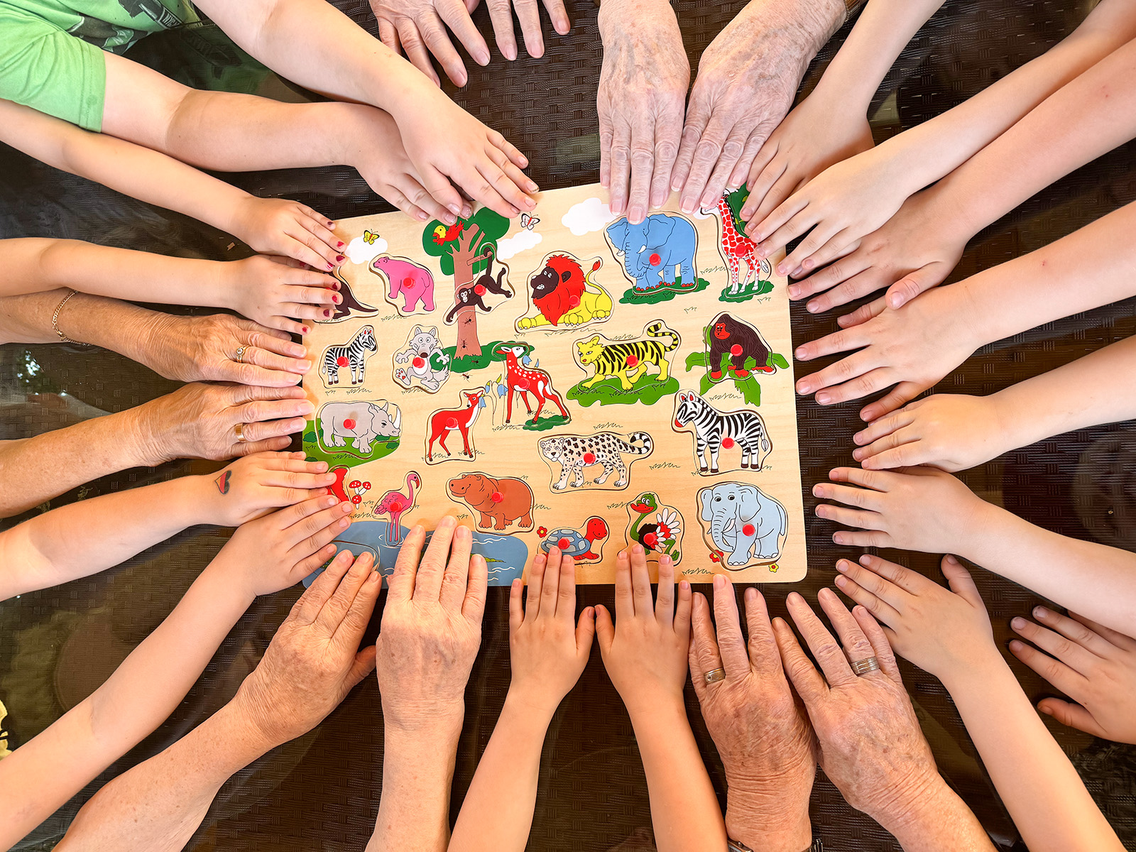 Gemeinsam mit Kitasozialarbeiterin Kerstin Schnabel und Praktikantin Hannah Liebald verbrachten Kinder unserer Kita "Haus Kinderland" Zeit mit Senior:innen in der nahegelegenen Tagespflege (Foto: Hannah Liebald).