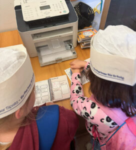 Regelmäßig besucht die Kitasozialarbeiterin mit einigen Kindern Kulturangebote in Leipzig und sammelt Kultur-Stempel mit ihnen (Foto: Hannah Liebald).