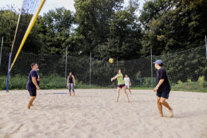 Voller Einsatz beim Beach-Volleyball (Foto: Anne Schwerin).
