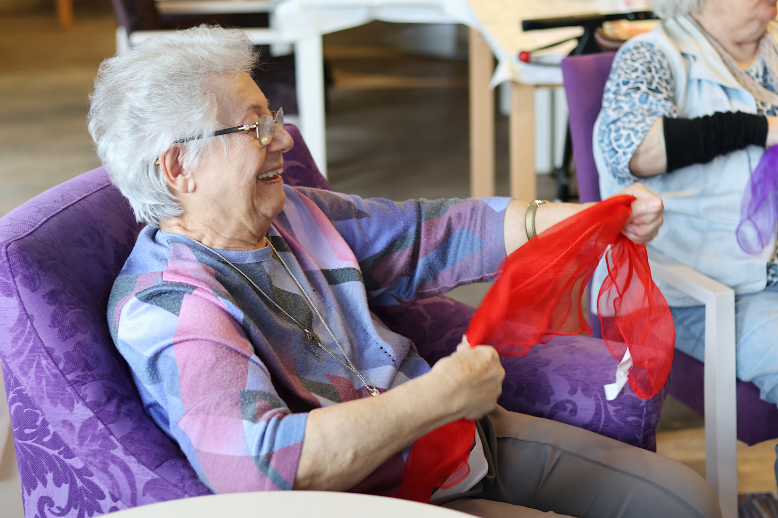 Mit bunten Tüchern werden in der Tagespflege Arme und Rumpf trainiert (Foto: Friederike Stecklum).