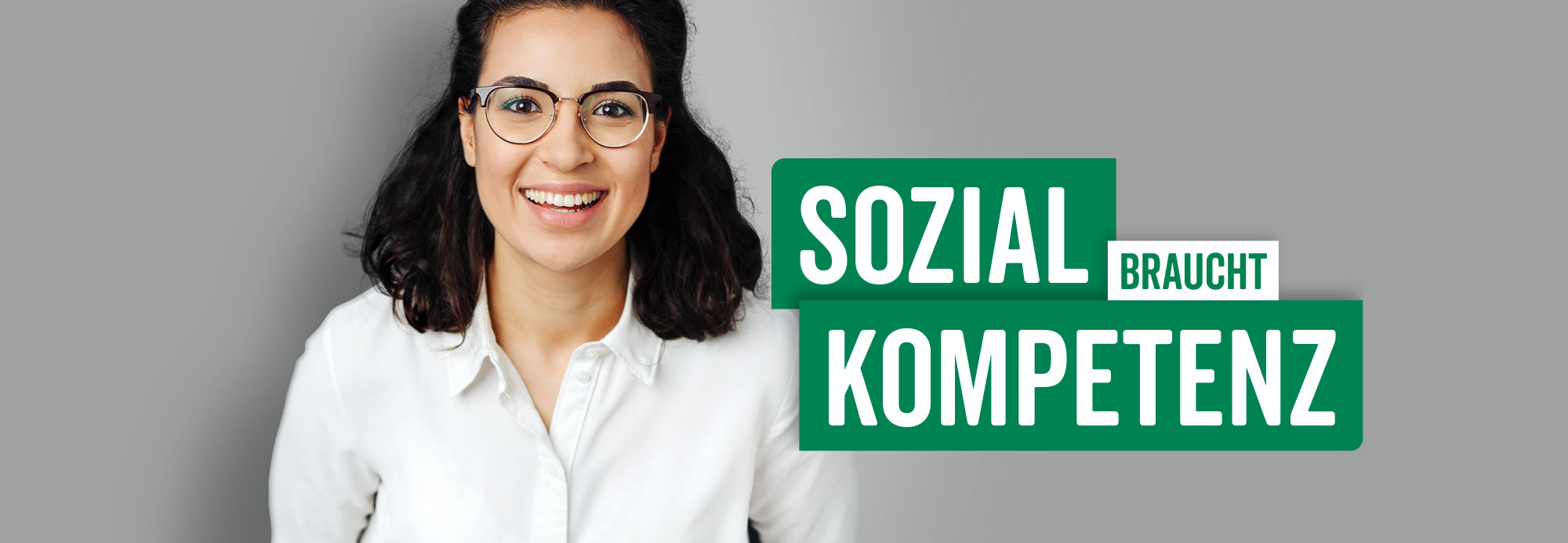 Bild einer Frau, neben der "Sozial braucht Kompetenz" steht: Demonstriert kommunikative Fähigkeiten, Empathie und Teamarbeit