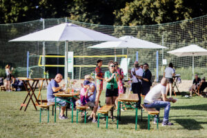 Entspanntes Miteinander beim Fest (Foto: Anne Schwerin).