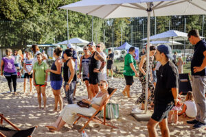 Entspanntes Miteinander beim Fest (Foto: Anne Schwerin).
