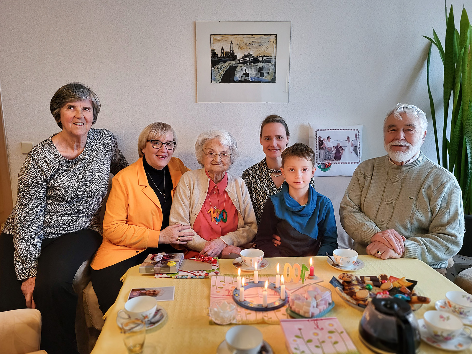 Vier Generationen vereint: Marianne Reichelt (3.v.l.) mit ihrer Tochter Reingard (l.), ihrer Enkeltochter Sophie (3.v.r.) und ihrem Urenkel August (2.v.r.). Martina Scharff (2.v.l.) und Peter Wolf vom Vorstand der Volkssolidarität Leipzig gratulierten der Jubilarin (Foto: Jasmin Venckus).