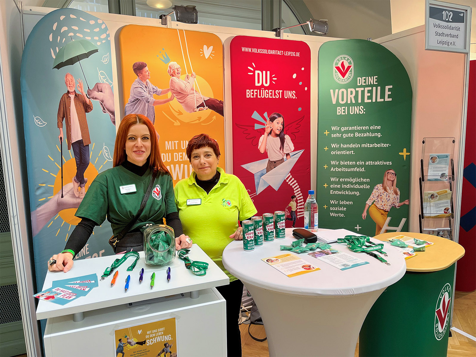 Anja Rieck (l.), Leiterin des Tabaluga Kinderheims, und Carola Schneider, stellvertretende Heimleiterin, berieten junge Menschen auf der Studien- und Ausbildungsmesse „Stuzubi“ (Foto: Maximilian Odia).