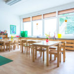 Innenraum der Kindertagesstätte 'Gerne-Groß' mit Tischen